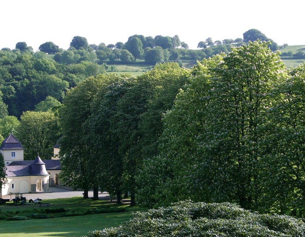 Blick in Richtung auf das Eingangsportal des Kurparks Bad Hermannsborn.