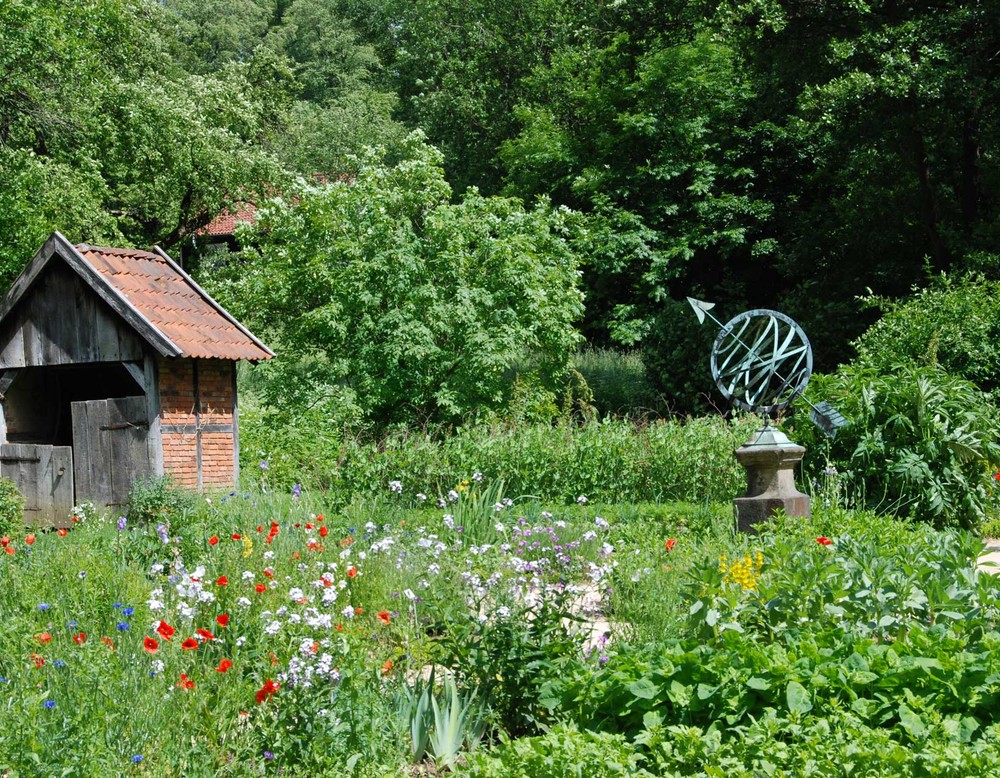 Der Bauerngarten des Münsterländer Gräftenhofs im LWL Freilichtmuseum Detmold. Die Sonnenuhr befindet sich im Zentrum des Bauerngartens.