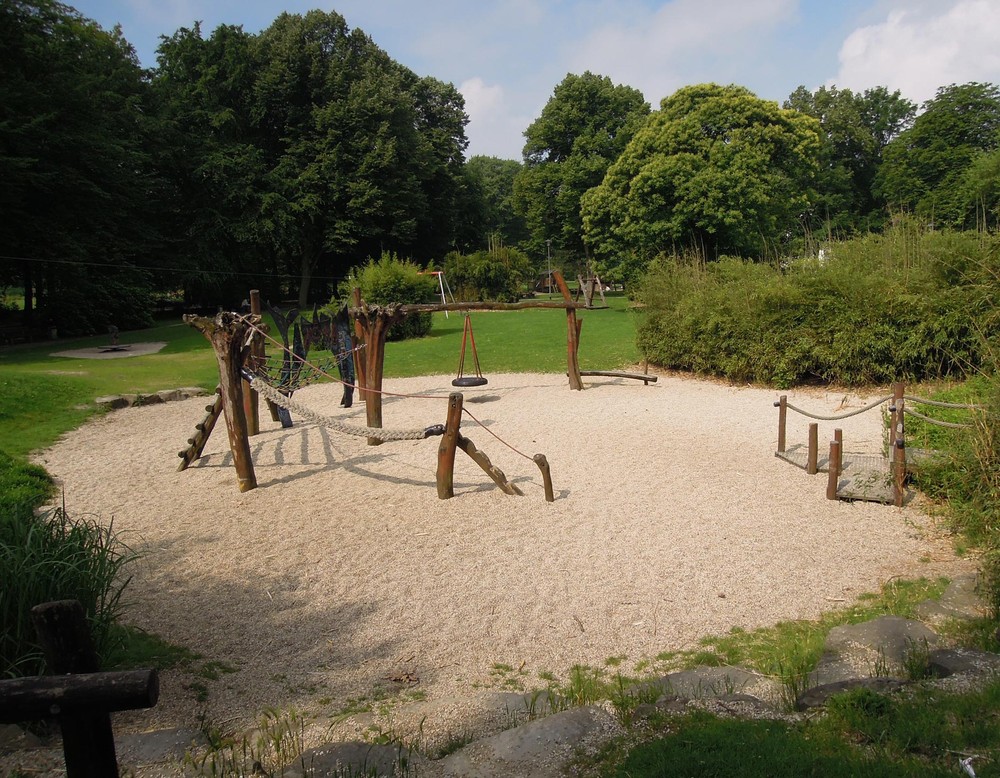 Im Stadtgarten befindet sich ein Spielplatz mit Klettergerüsten.