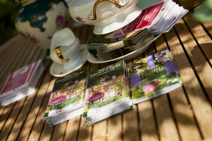Programmheft "Tag der Gärten und Parks in Westfalen-Lippe" auf Tisch
