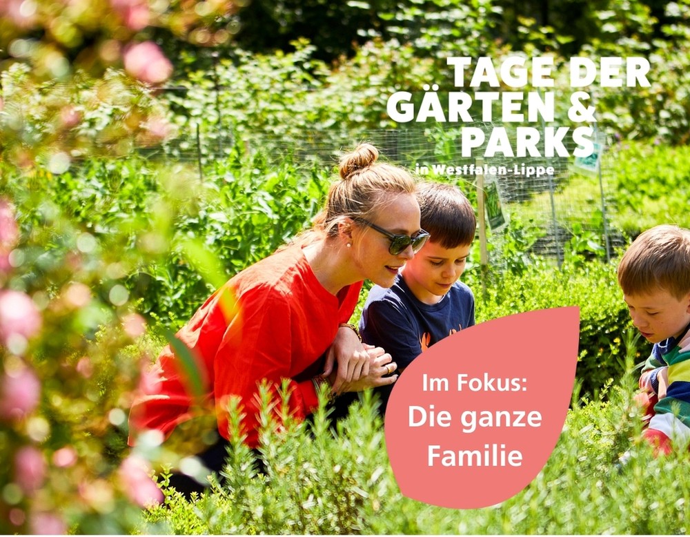 Garten Motiv mit Mutter und zwei Jungen, die im Beet Pflanzen entdecken "Tage der Gärten und Parks in Westfalen-Lippe"