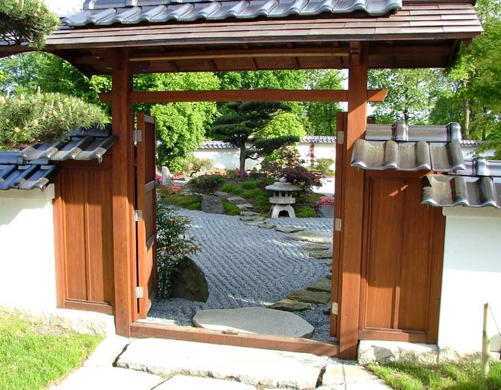 Das hölzerne Tor des Japanischen Gartens Bielefeld. Dieses symbolisiert den Himmel. Es wird der japanischen Tradition entsprechend nur zu besonderen Anlässen oder Feiertagen geöffnet.