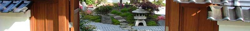 Das hölzerne Tor des Japanischen Gartens Bielefeld. Dieses symbolisiert den Himmel. Es wird der japanischen Tradition entsprechend nur zu besonderen Anlässen oder Feiertagen geöffnet.