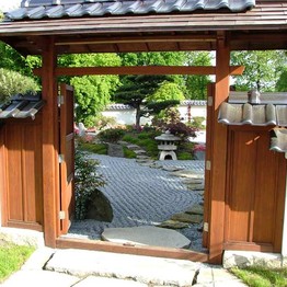 Das hölzerne Tor des Japanischen Gartens Bielefeld. Dieses symbolisiert den Himmel. Es wird der japanischen Tradition entsprechend nur zu besonderen Anlässen oder Feiertagen geöffnet.