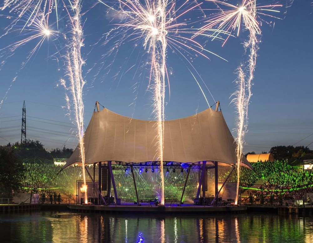 Feuerwerk am Amphitheater, welches am Rhein-Herne-Kanal liegt.