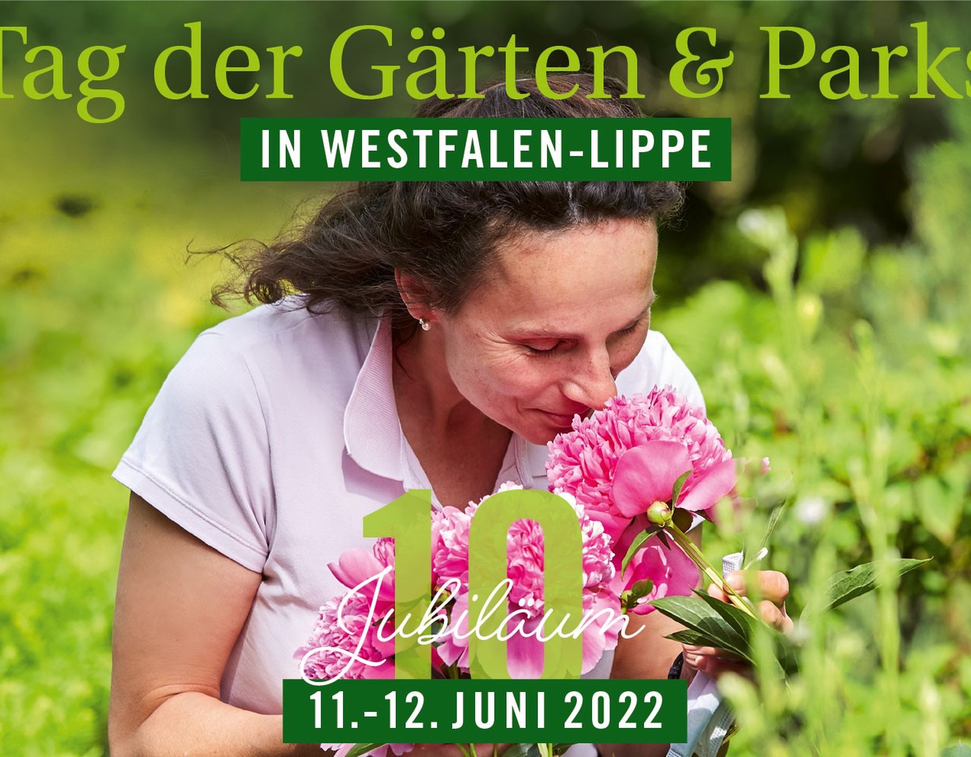 Key Visual "Tag der Gärten und Parks in Westfalen-Lippe am 11. und 12. Juni 2022", Frau riecht an Pfingstrose