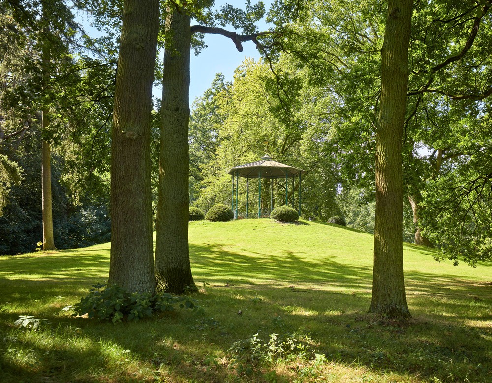 Bäume, Hügel mit Pavillion im Kurpark Bad Hamm