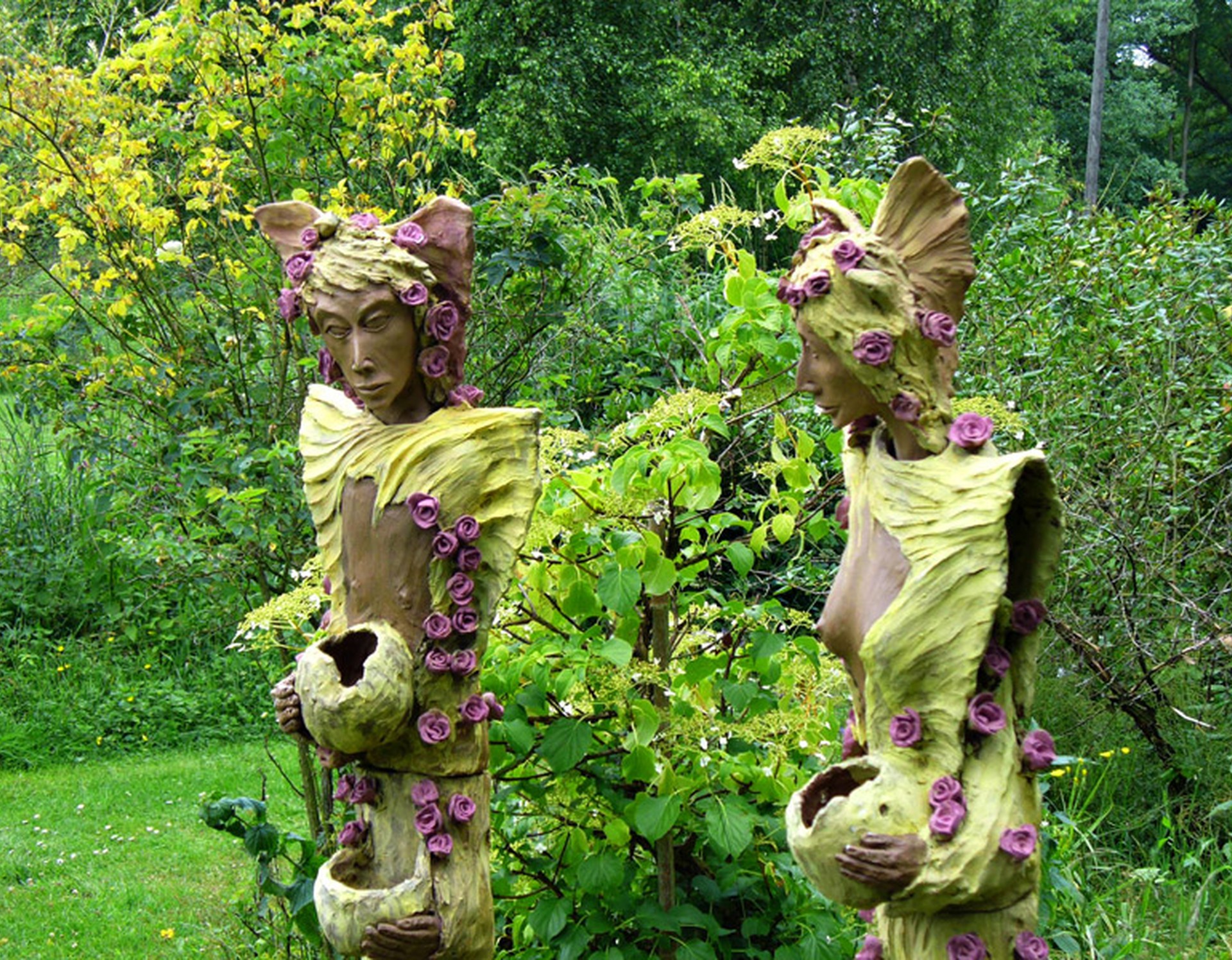 Skulpturen im Kunstgarten des Heckentheaters Kattenvenne in Lienen.