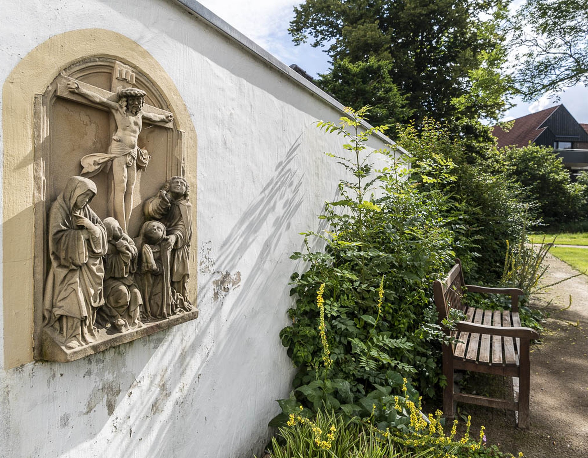 Wandrelief der Kreuzigung Christi im Klostergarten.