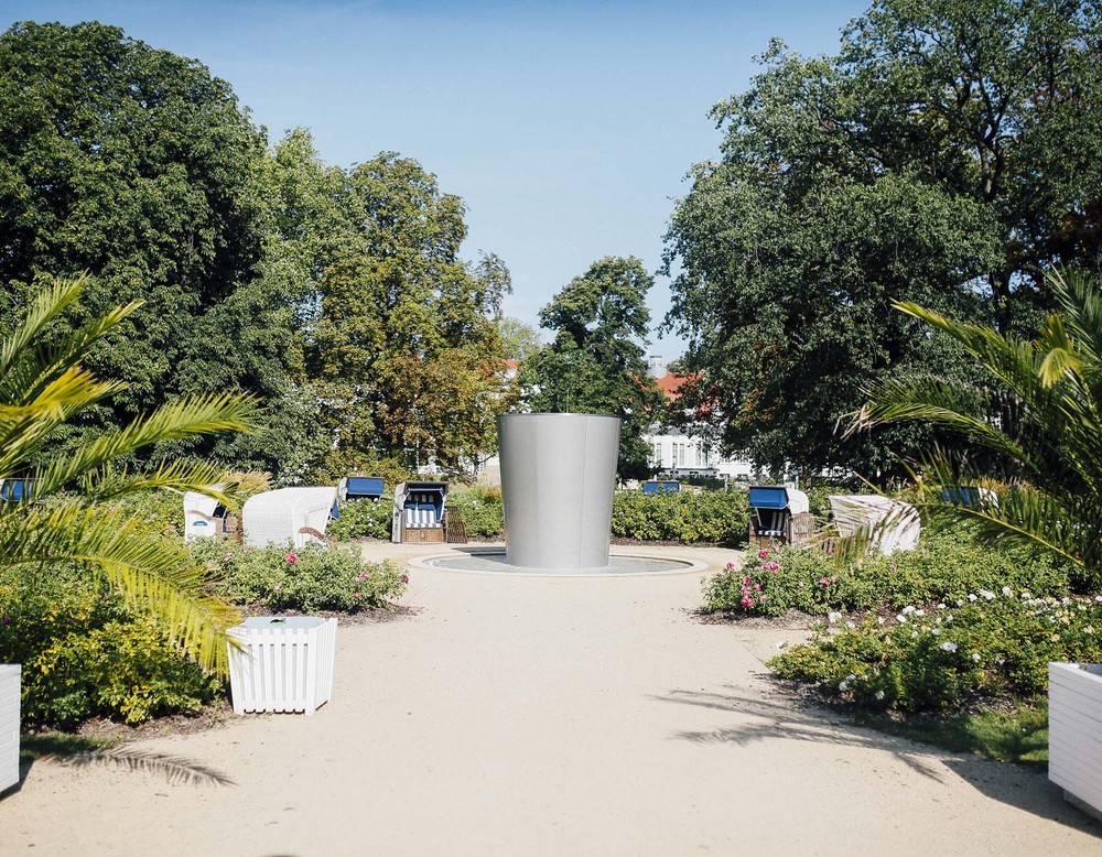 Ruhezone mit Strandkörben im Kurpark Bad Salzuflen. Die Körbe sind kreisförmig um die Mitte herum angeordnet.