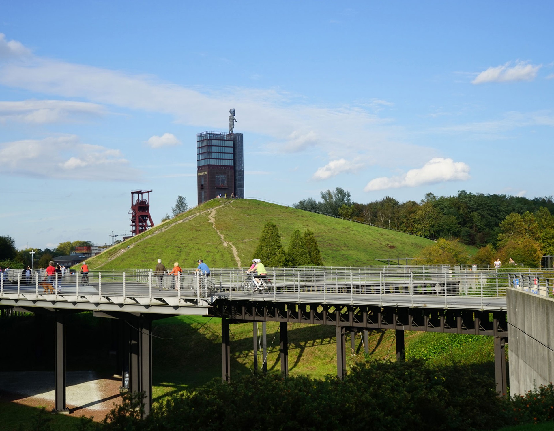 Brücke an der Kohlemischanlage im Nordsternpark. Im Hintergrund sieht man den Nordsternturm an der Zeche.