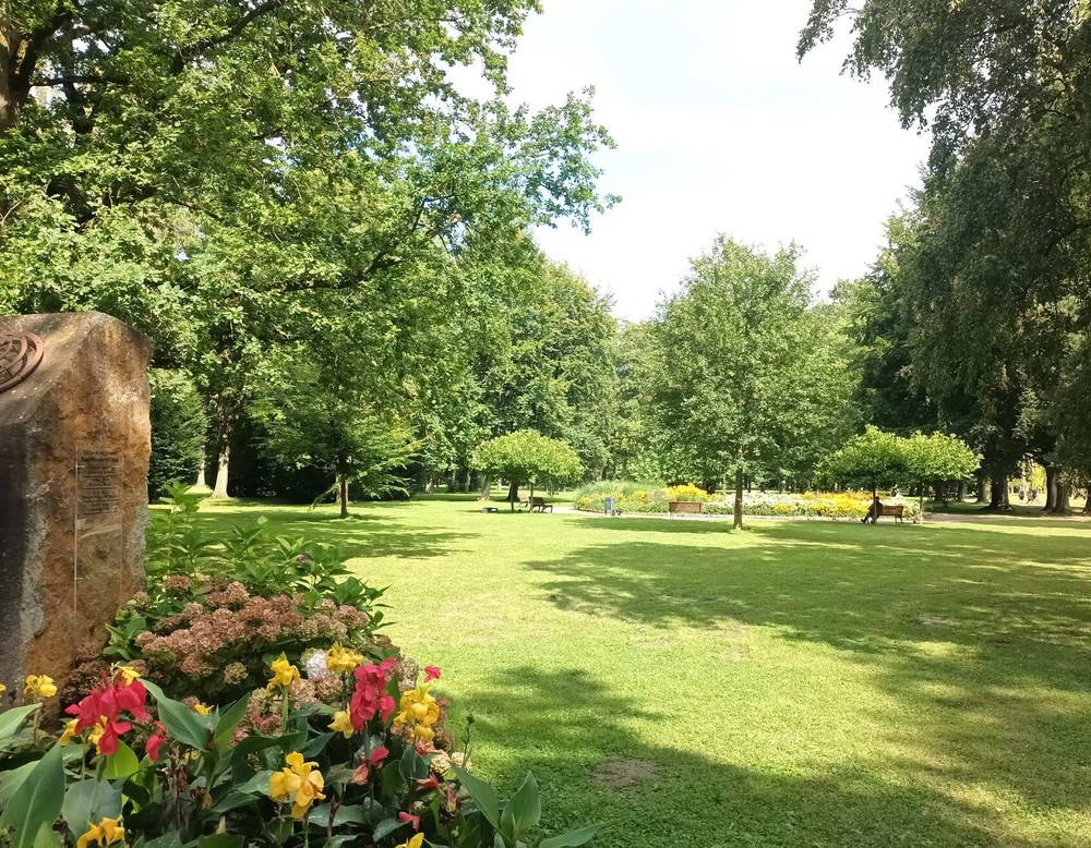 Blick zum Fontänenbrunnen am Milleniumstein