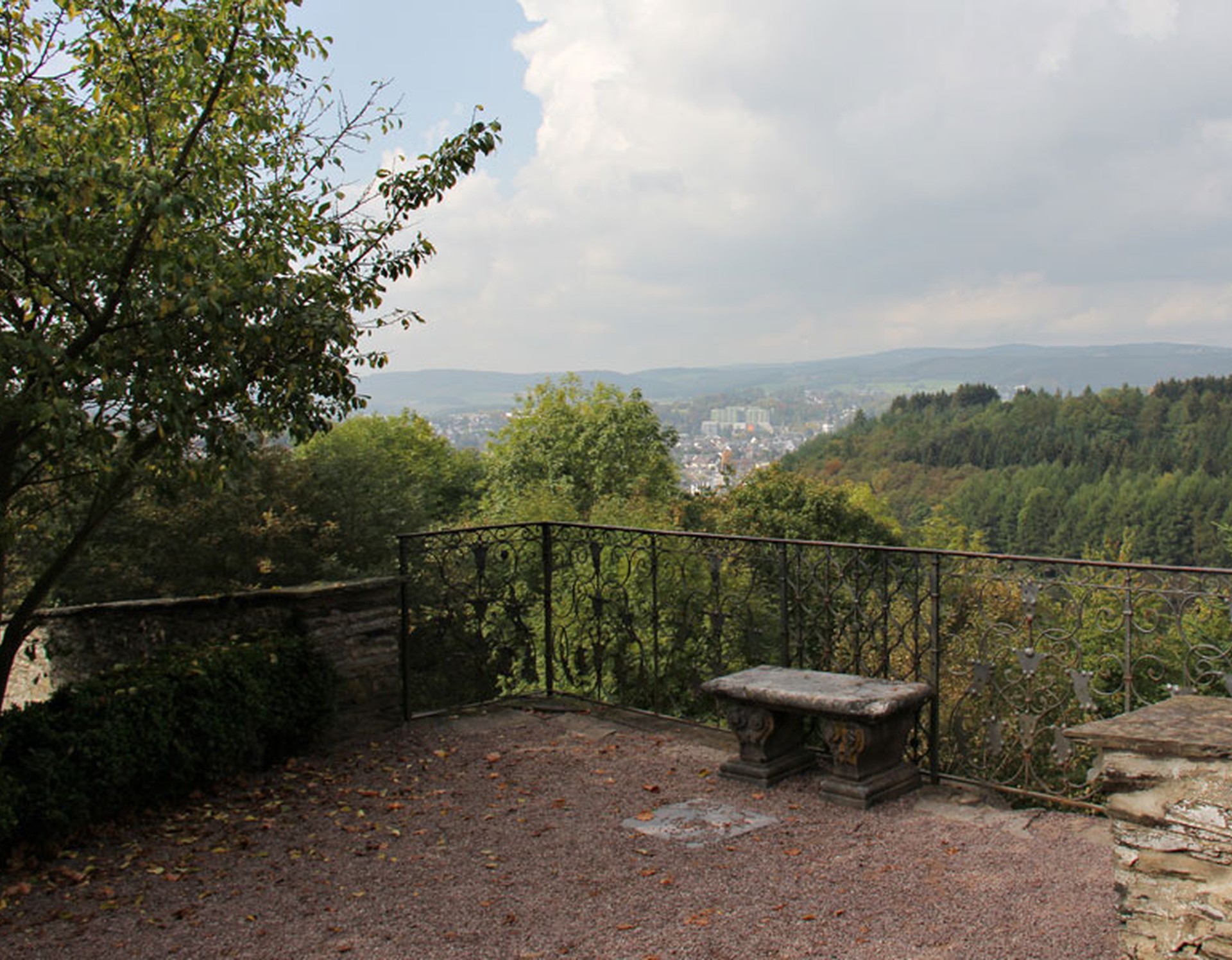 Blick über die umliegende Landschaft und Attendorn von der Burg Schnellenberg aus.