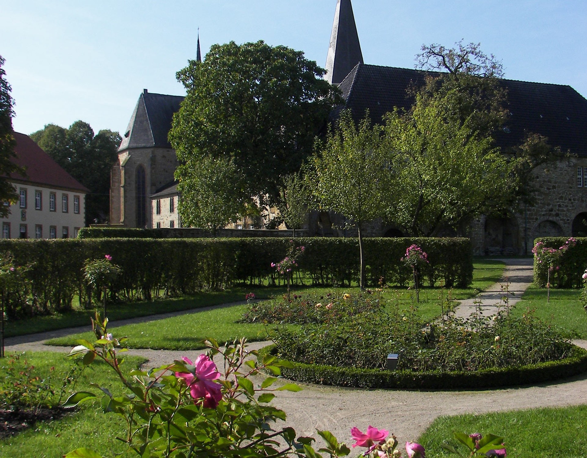 Rekonstruierter Klostergarten Herzebrock. Im Hintergrund sieht man das Kloster und die Kirche St. Christina.