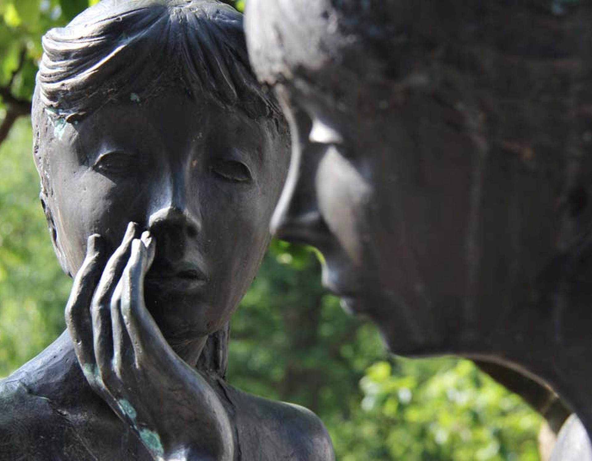 Eine der zahlreichen Statuen im Kurpark Bad Sassensdorf. Zwei Mädchen flüstern und tauschen Geheimnisse aus.