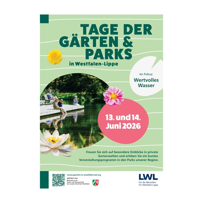 "Tage der Gärten und Parks in Westfalen-Lippe", 13. und 14. Juni 2026, Bild mit Teich, Steg und Personen (vergrößerte Bildansicht wird geöffnet)