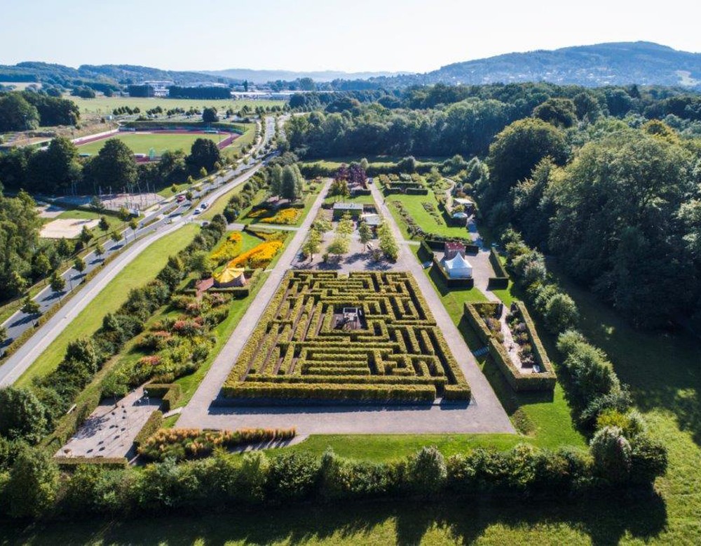 Der Park der Sinne aus der Luft. Vorne zu sehen ist der Irrgarten.