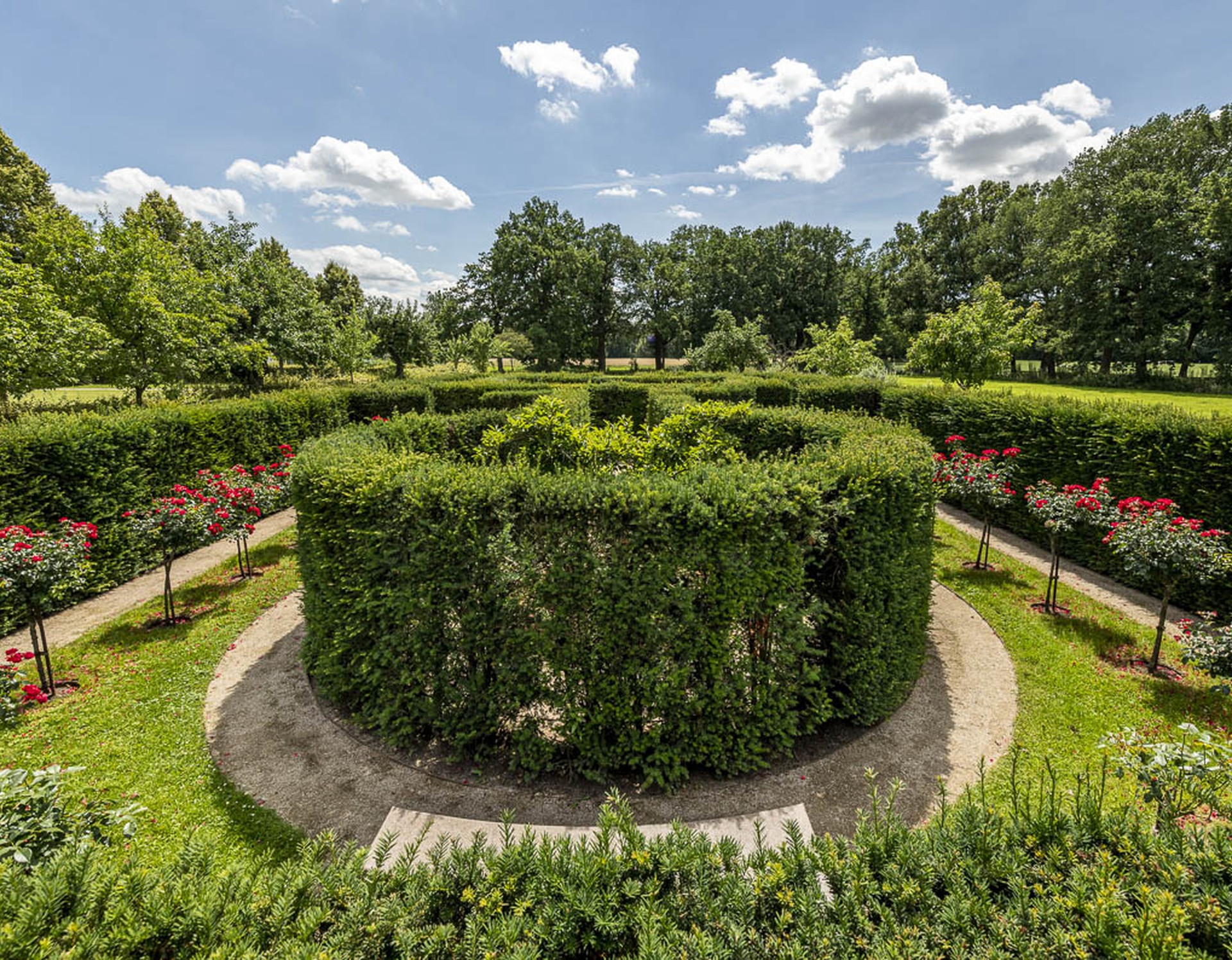 Der Labyrinthgarten mit seinen zahlreichen Hecken und Rosensträuchern.