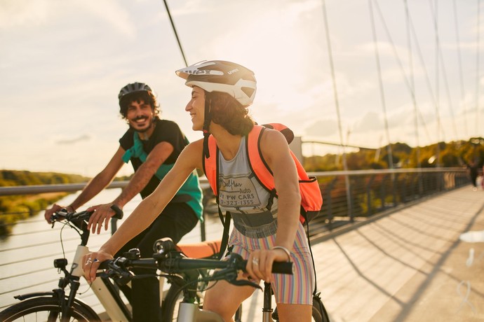Nordsternpark, Gelsenkirchen, Radfahrer auf Brücke