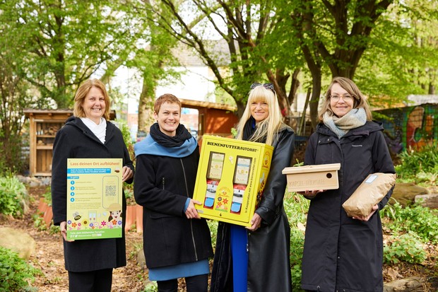 Dr. Dorothee Boesler (l.),Barbara Koch, Projektleiterin des Gewinnergartens "7000 Schmetterlinge", Dr. Rüschoff-Parzinger (3.l.), und Eva Carrie (r.)