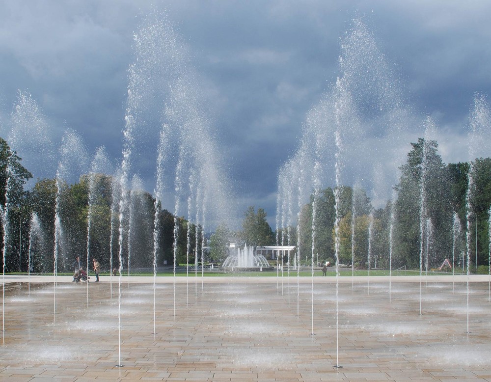 Das Wasserfontänenfeld auf dem Kurhausplatz vor dem Kaiserpalais im Kurpark Bad Oeynhausen.