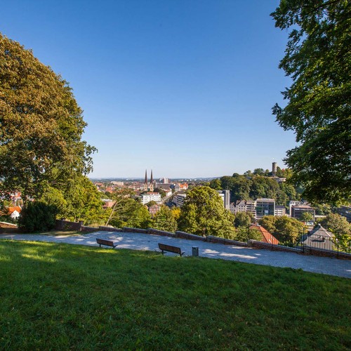 Panorama über den Süden Bielefelds von der Parkanlage Johannisberg. Neben dem Burgfried der Sparrenburg sieht man unter anderem auch die beiden Glockentürme der Neustädter Marienkirche.