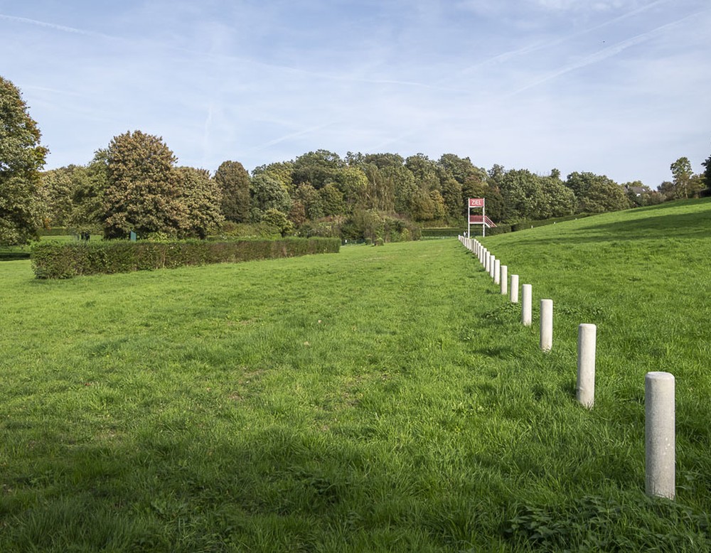 Wiesen und Hecken an der Naturhindernisbahn in Castrop-Rauxel. Zu sehen ist hier auch der Nachbau des Zielturms.