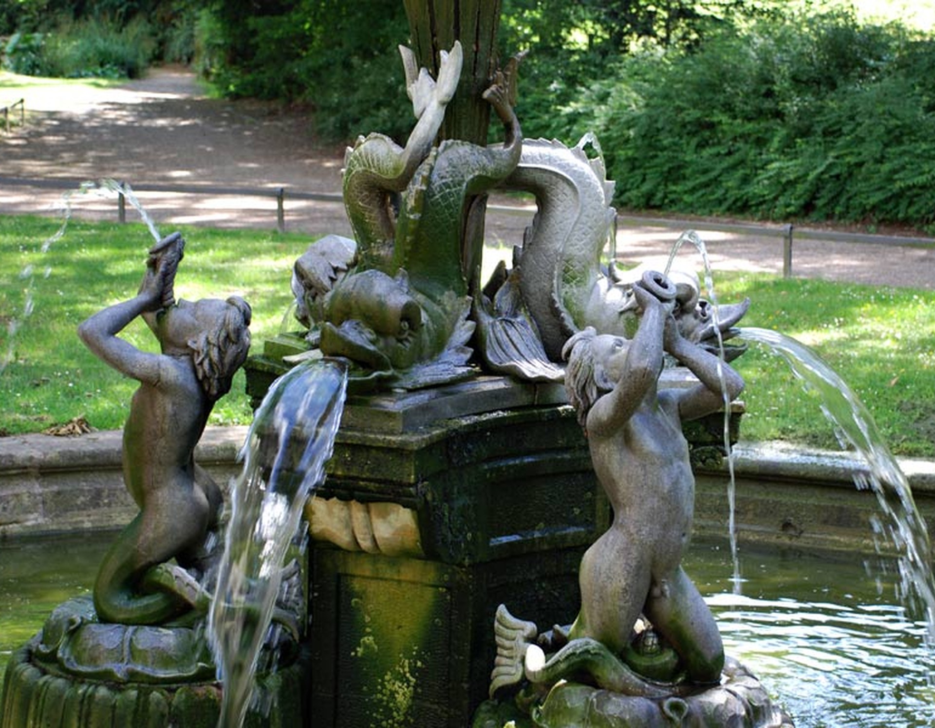 Brunnen im Palaisgarten Detmold. Dieser befindet sich an der Hochschule für Musik.