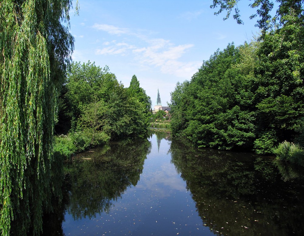 Blick auf die Bocholter Aa. Im Hintergrund erkennt man den Glockenturm von St. Georg.