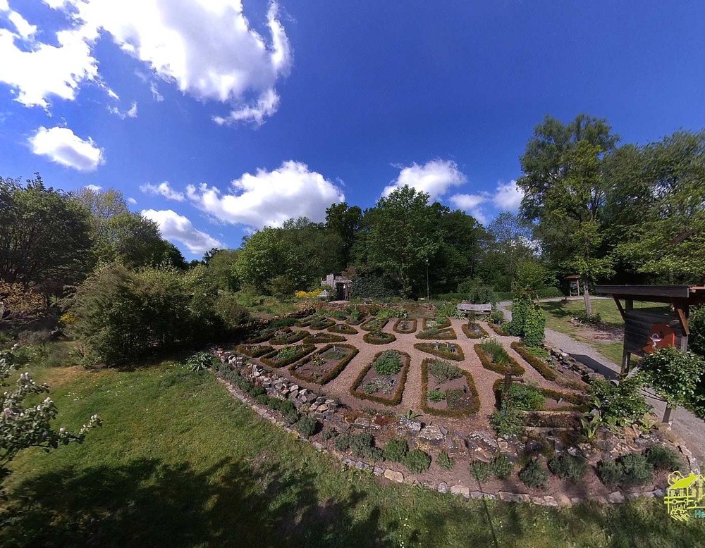 Blick auf den Apothekergarten des Umweltzentrums Heerser Mühle in Bad Salzuflen.