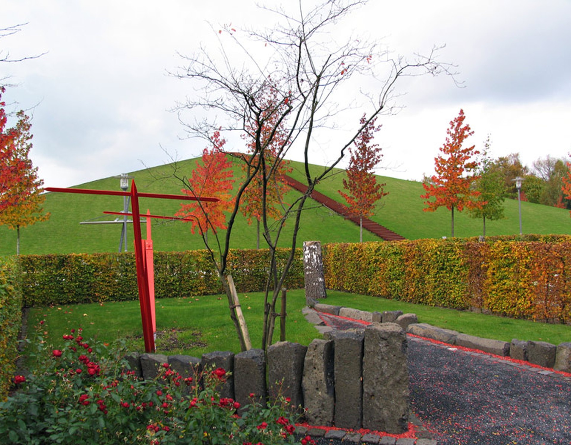 Ein künstlerisch gestalteter Gartenbereich im Inselpark Gronau.
