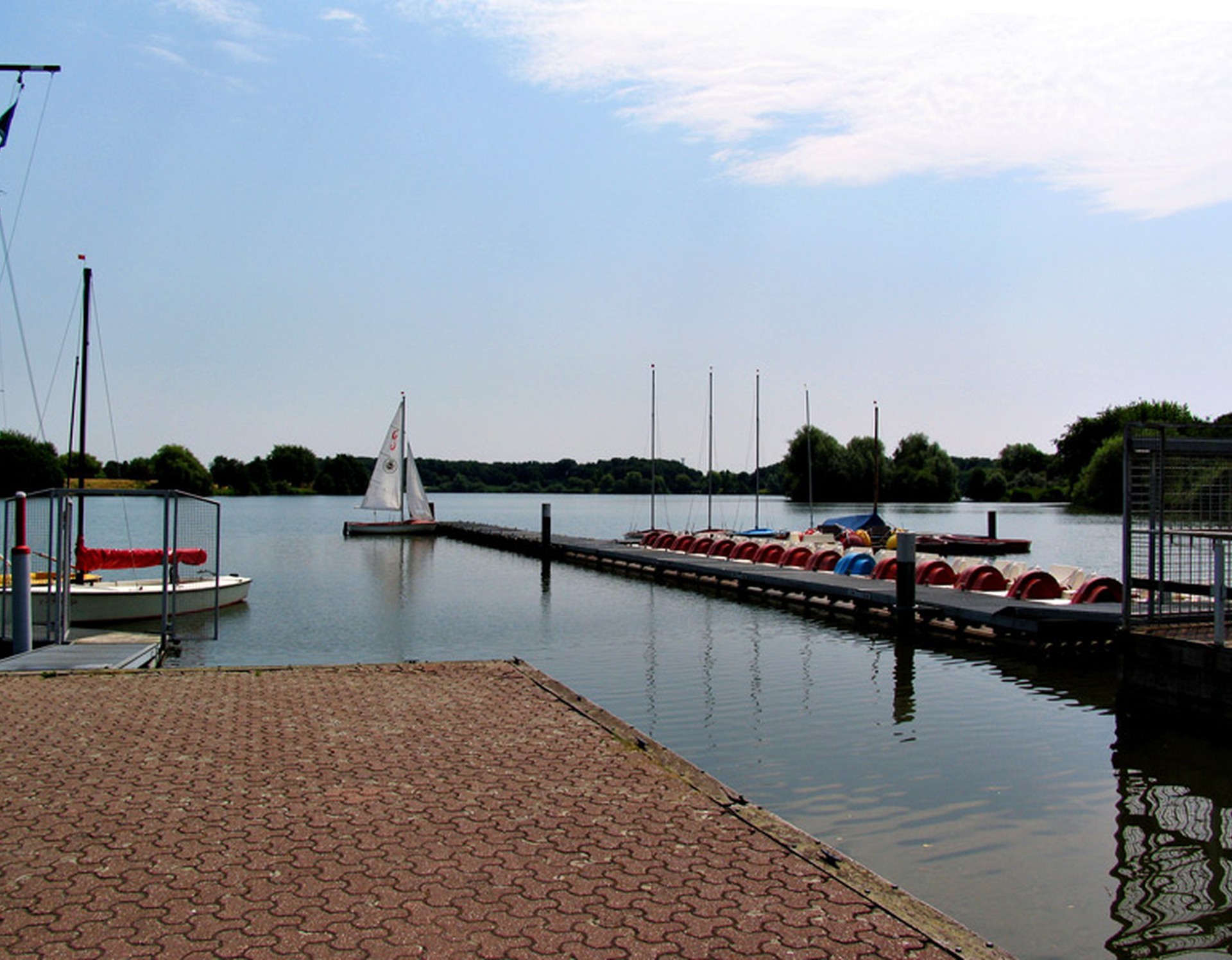 Bootssteg mit einer Vielzahl an Tretbooten am Bocholter Aasee.