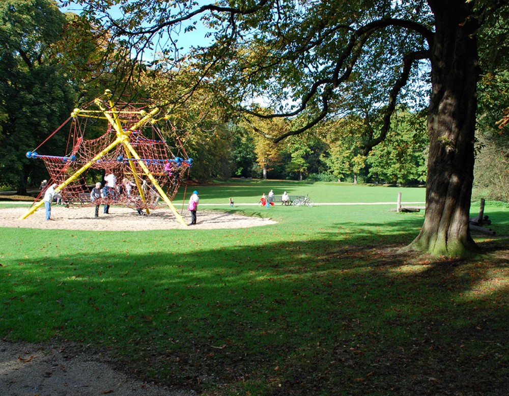 Ein Klettergerüst im Park des Schlosses Herten.