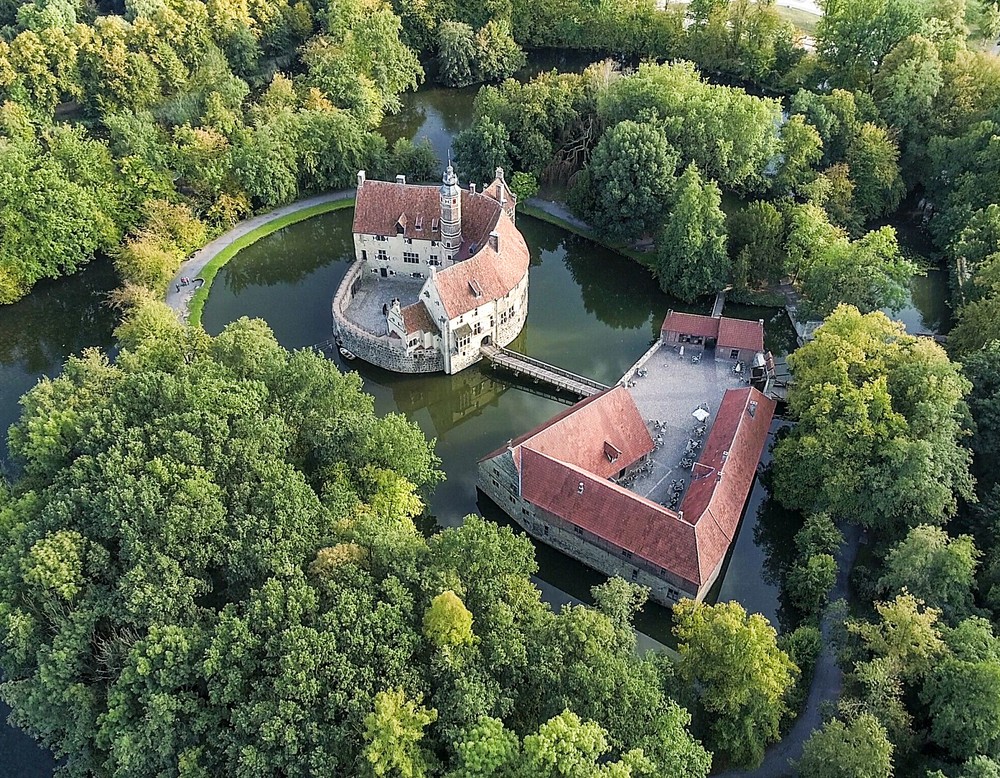 Gartenanlage Burg Vischering in Lüdinghausen, Drohnenaufnahmen