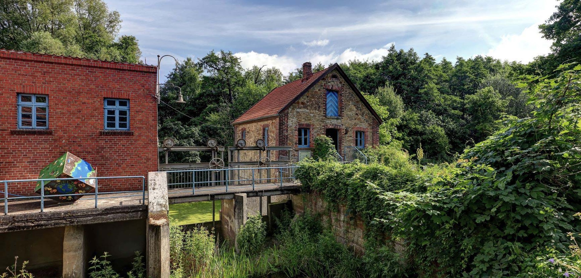 Blick auf das kleine und das große Mühlenhaus der Heerser Mühle in Bad Salzuflen.