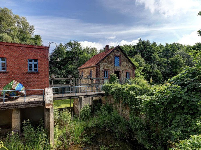 Blick auf das kleine und das große Mühlenhaus der Heerser Mühle in Bad Salzuflen.