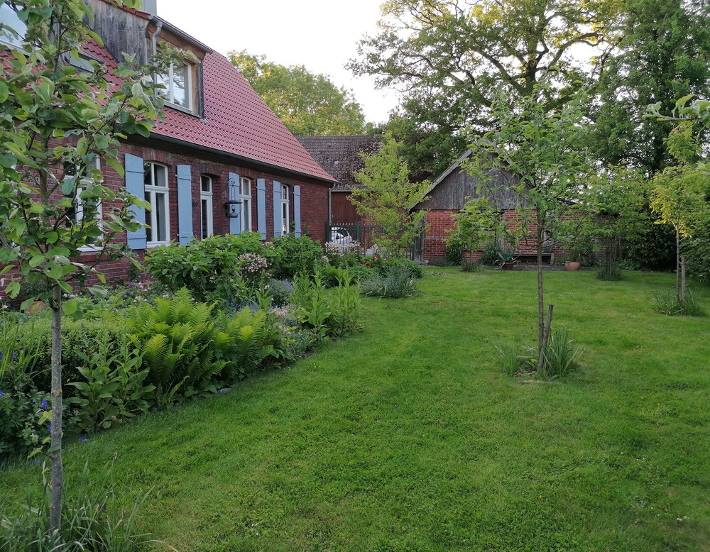 Privatgarten Anne und Jost von Papen in Altenberge, Wohnhaus mit Bepflanzung