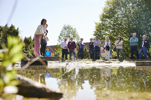Wasserprobe wird aus dem Museumsteich gezogen.