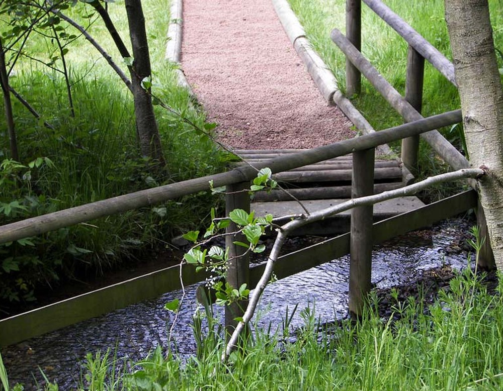 Der Barfußpfad der Gartenlandschaft Bad Wünnenberg. Hier ist der Abschnitt zu sehen, der durch den Bachlauf führt.