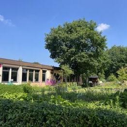 Imker mit Bienenstock