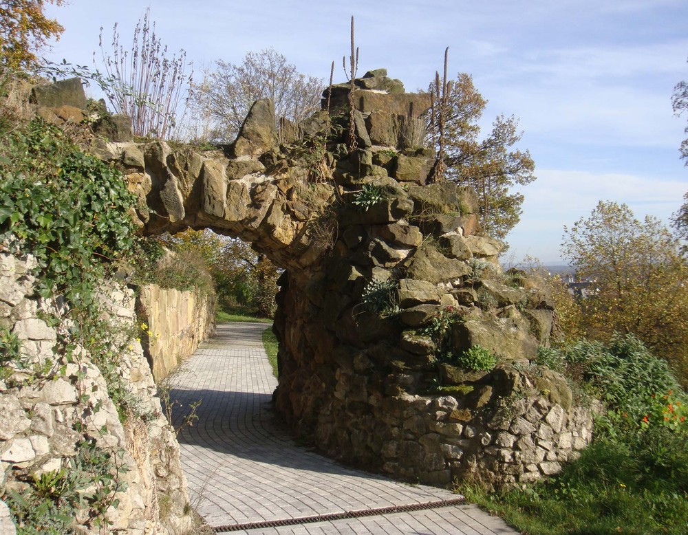 Restauriertes Steintor im Winzerschen Garten. Dieser liegt unterhalb des Johannisbergs in Bielefeld.