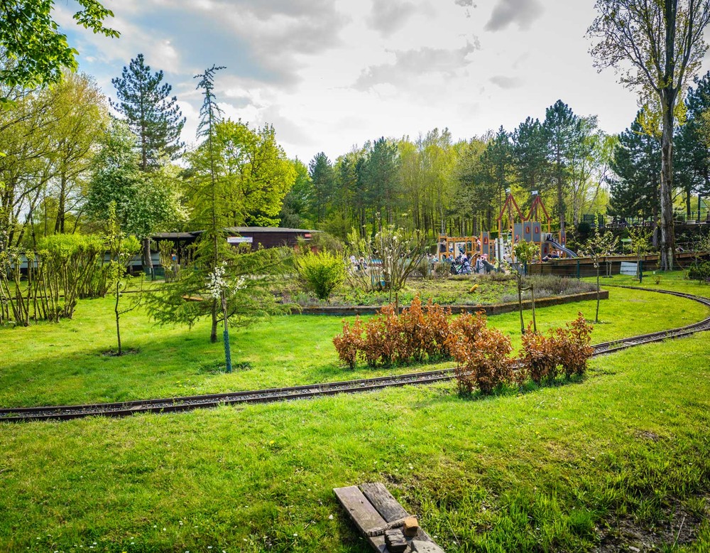 Die Gleise der Kinderbahn im Revierpark Nienhausen in Gelsenkirchen.