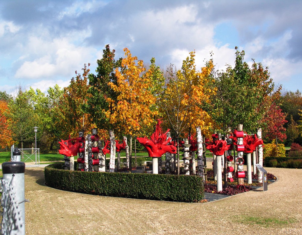 Ein Gartenbereich im Inselpark Gronau, welcher mit Kunst gestaltet wurde.