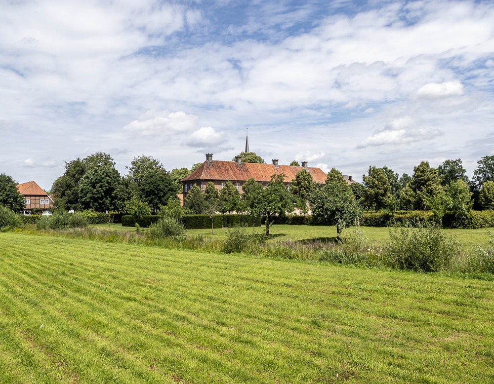 Blick auf die ehemalige Propstei vom Inselgarten. Rechts zu sehen ist der Labyrinthgarten.