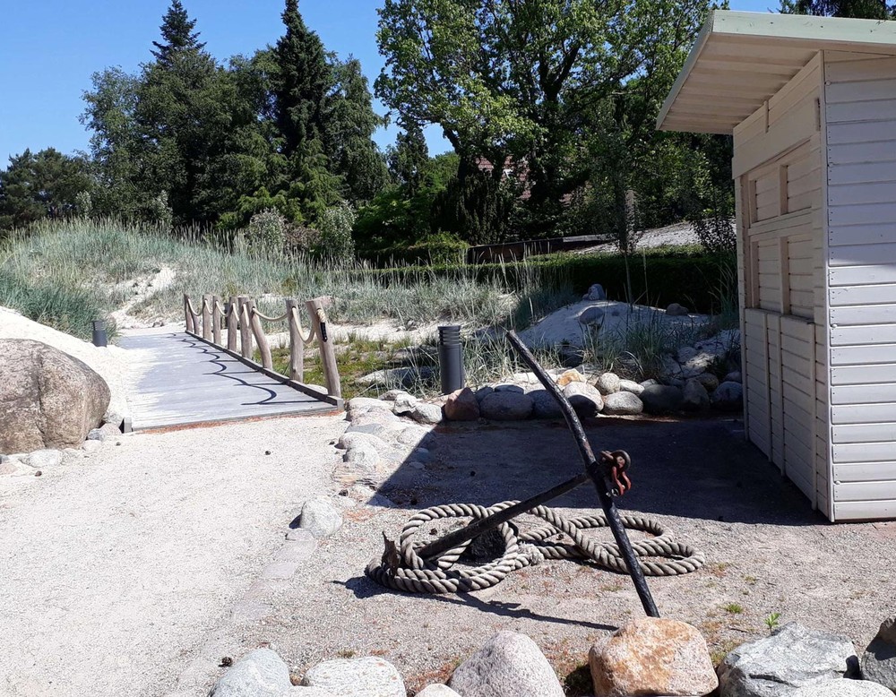 Dünenlandschaft mit Strandhütte und Anker im Rombergpark Dortmund.