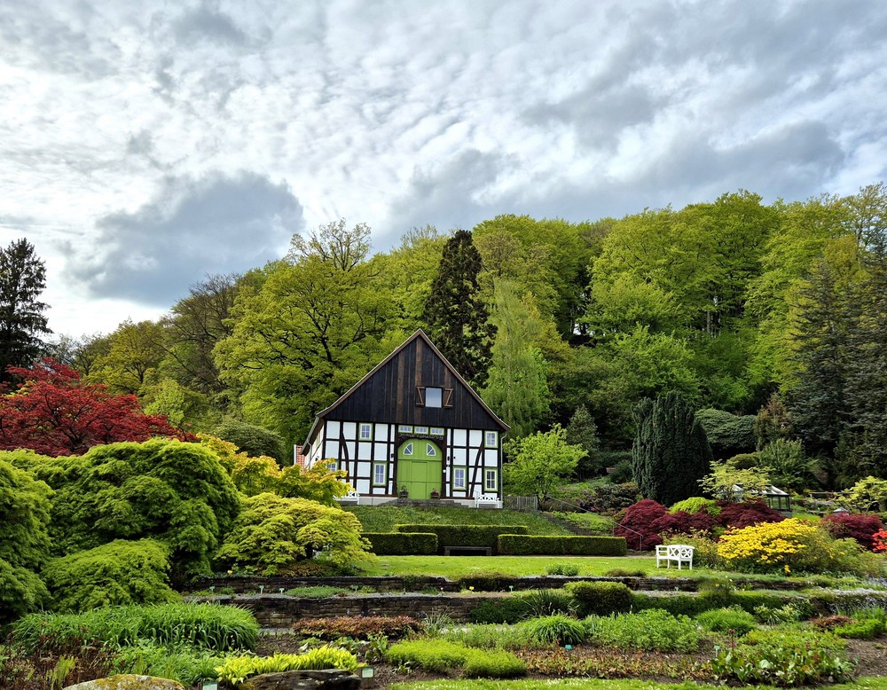 Blick auf das zentral gelegene Bauernhaus des Botanischen Gartens Bielefeld.