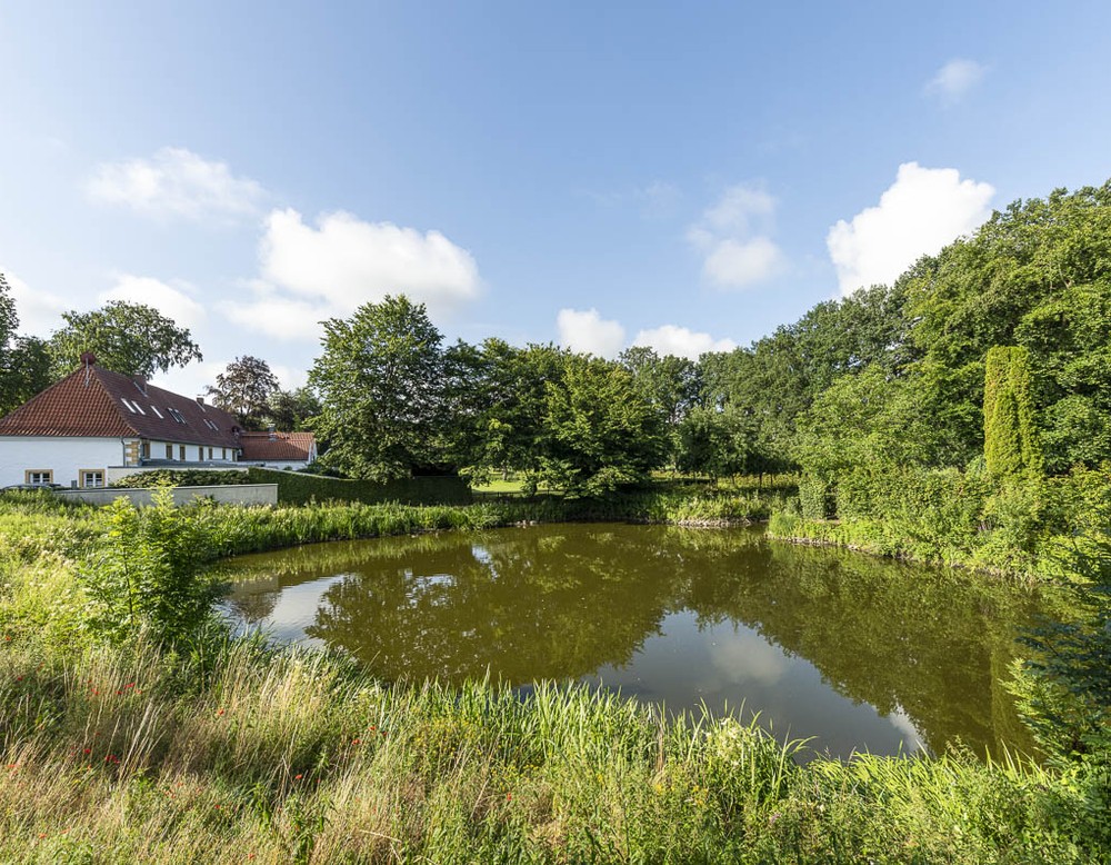 Teich im Klostergarten Clarholz. Links befindet sich das ehemalige Wirtschaftsgebäude des Klosters.