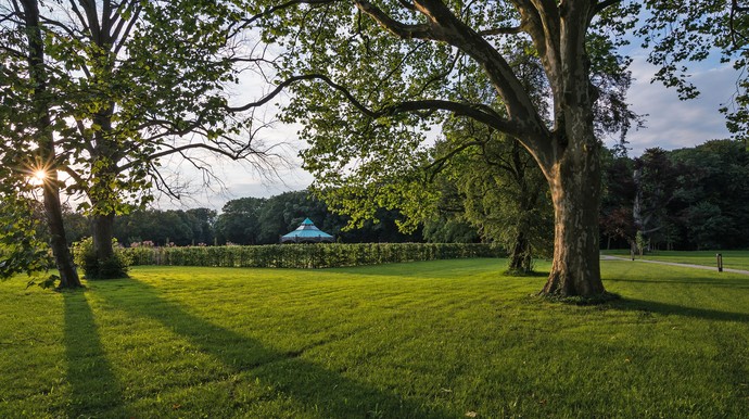 Park Pavillon im Hintergrund mit Sonne, Schloss Benkhausen, Parkanlage in Espelkamp