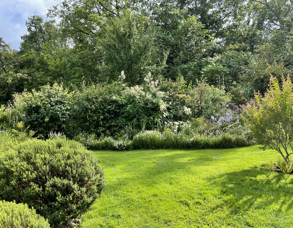 Essen, Garten am Nachtigallental, Rasen und Beet